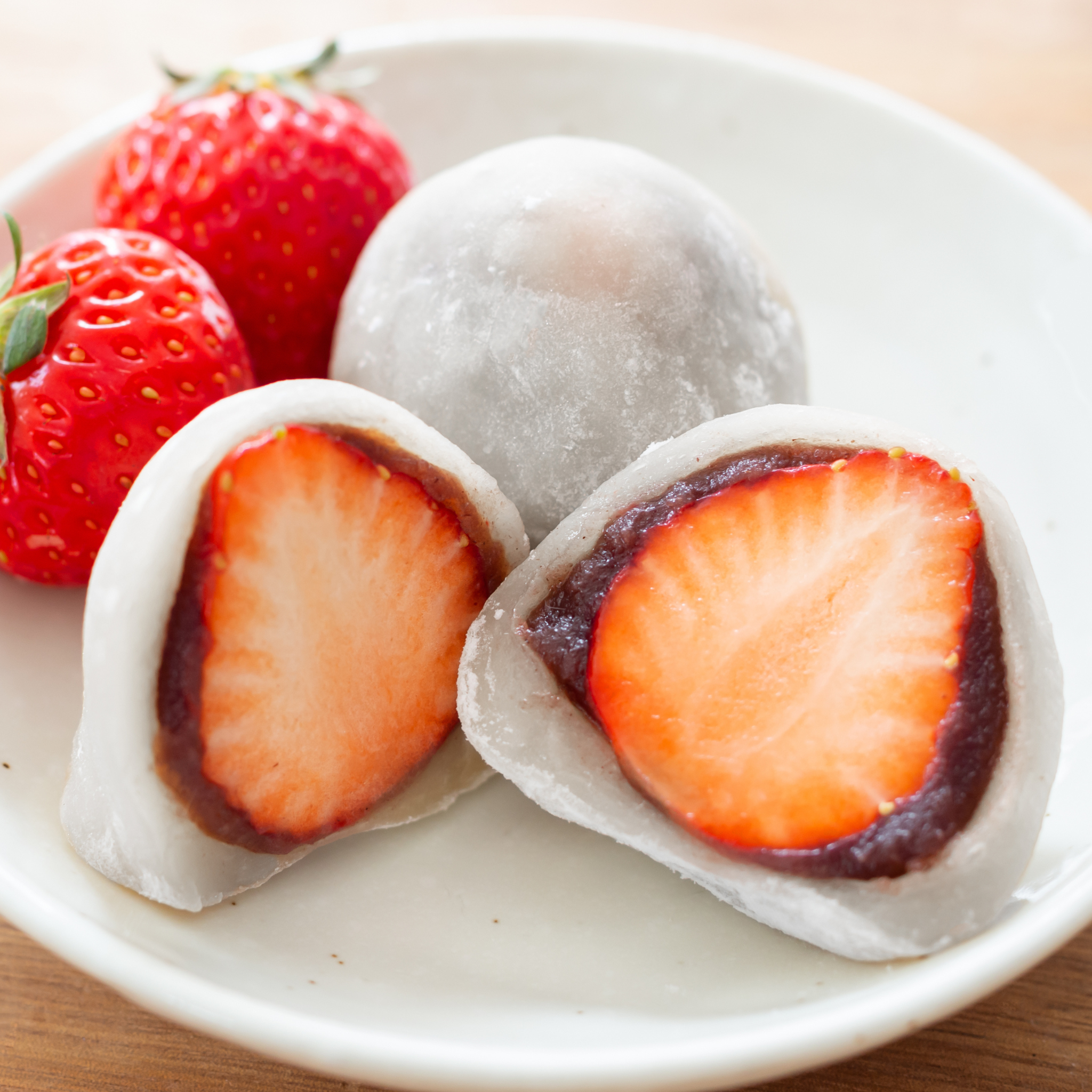 Erdbeer-Mochi mit süßer roter Bohnenpaste (Anko)